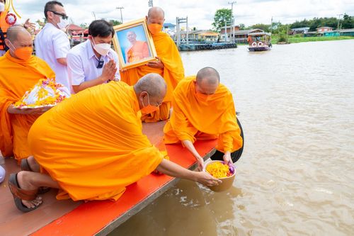 ภาพ No.49039:ประมวลภาพพิธีเก็บอัฐิและลอยอังคาร พระสุธรรมญาณวิเทศ  (สุธรรม สุธมฺโม)