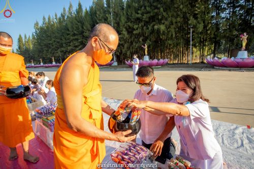 ภาพ No.41041:พิธีตัดปอยผม ปลงผม ขอขมารับผ้าไตรและพิธีบรรพชา ในโครงการอุปสมบท บูชาธรรมมหาปูชนียาจารย์ ประจำปี 2564 ชุดที่ 19