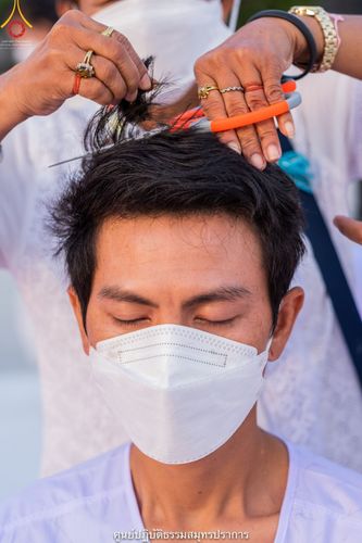 ภาพ No.39580:พิธีตัดปอยผม ปลงผม ขอขมารับผ้าไตรและพิธีบรรพชา ในโครงการอุปสมบท บูชาธรรมมหาปูชนียาจารย์ ประจำปี 2564 ชุดที่ 3