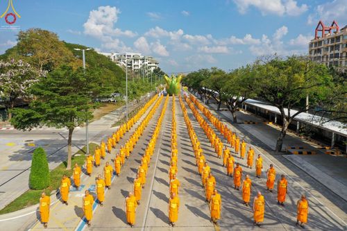 ภาพ No.43231:พิธีอัญเชิญมยุรนาวากาศ บูชาธรรมมหาปูชนียาจารย์ วันพฤหัสบดีที่ 3 กุมภาพันธ์ พ.ศ. 2565