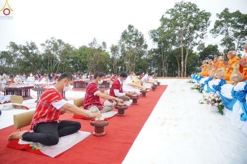 ภาพ No.50634:ประมวลภาพพิธีตักบาตร ณ วัดแม่แพ จ.แม่ฮ่องสอน เนื่องในวันธรรมชัย