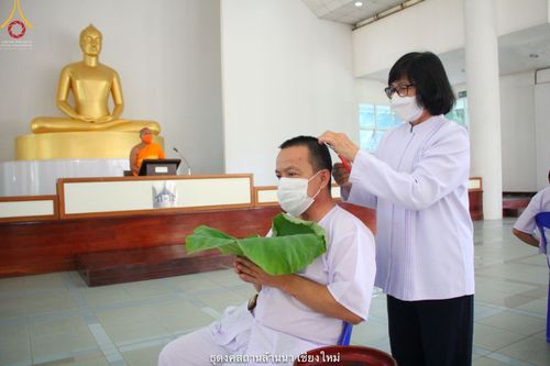 ภาพ No.39306:พิธีตัดปอยผมและปลงผมในโครงการอุปสมบท บูชาธรรมมหาปูชนียาจารย์ ประจำปี 2564 ชุดที่ 1