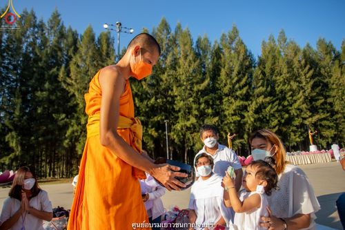 ภาพ No.41038:พิธีตัดปอยผม ปลงผม ขอขมารับผ้าไตรและพิธีบรรพชา ในโครงการอุปสมบท บูชาธรรมมหาปูชนียาจารย์ ประจำปี 2564 ชุดที่ 19