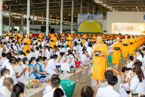 ภาพ No.52245:ประมวลภาพพิธีตักบาตรข้าวสารอาหารแห้ง (วันอาทิตย์ต้นเดือนตุลาคม) ณ บ้านแก้วเรือนทองคุณยายฯ วัดพระธรรมกาย