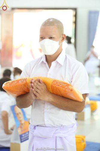 ภาพ No.39487:พิธีตัดปอยผม ปลงผม ขอขมารับผ้าไตรและพิธีบรรพชา ในโครงการอุปสมบท บูชาธรรมมหาปูชนียาจารย์ ประจำปี 2564  ชุดที่ 2