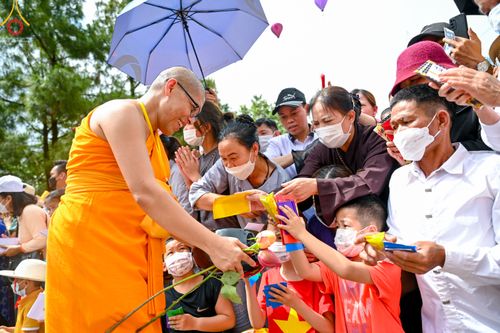 ภาพ No.46100:ประมวลภาพพิธีตักบาตรคณะสงฆ์เถรวาทนานาชาติ 500 รูป ณ วัดบาหว่าง จังหวัดกวางนิญ ประเทศเวียดนาม