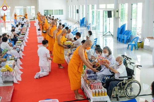 ภาพ No.45378:ประมวลภาพพิธีตักบาตรสามเณรใหม่ โครงการบรรพชาสามเณรฟื้นฟูพระพุทธศาสนาทั่วไทย ณ ศูนย์อบรมเยาวชนนครปฐม