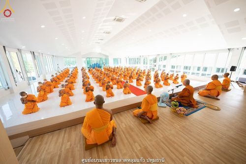 ภาพ No.39651:พิธีตัดปอยผม ปลงผม ขอขมารับผ้าไตรและพิธีบรรพชา ในโครงการอุปสมบท บูชาธรรมมหาปูชนียาจารย์ ประจำปี 2564 ชุดที่ 4