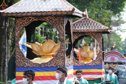 ภาพ No.46387:ประมวลภาพขบวนรถบุปผชาติ อัญเชิญน้ำและไฟศักดิ์สิทธิ์ ณ ประเทศอินโดนีเซีย