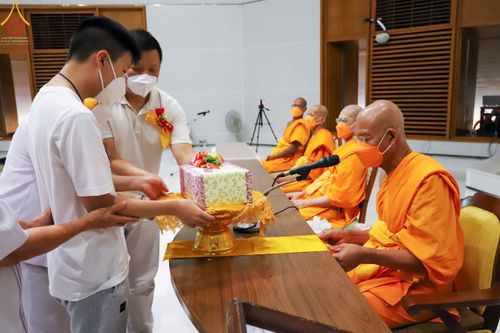 ภาพ No.45923:ประมวลภาพพิธีตักบาตรและทอดผ้าป่า โครงการบรรพชาสามเณรฟื้นฟูพระพุทธศาสนาทั่วไทย ณ อนุสรณ์สถานพระมงคลเทพมุนี