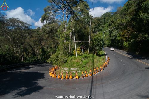 ภาพ No.39957:คณะพระภิกษุ - สามเณร วัดบ้านขุนกว่า ๓๐๐ รูป เดินธรรมยาตราฉลองแชมป์บาลี ๒๕๖๔