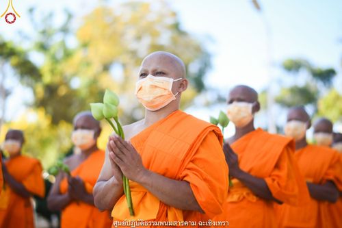 ภาพ No.40946:พิธีตัดปอยผม ปลงผม ขอขมารับผ้าไตรและพิธีบรรพชา ในโครงการอุปสมบท บูชาธรรมมหาปูชนียาจารย์ ประจำปี 2564 ชุดที่ 18