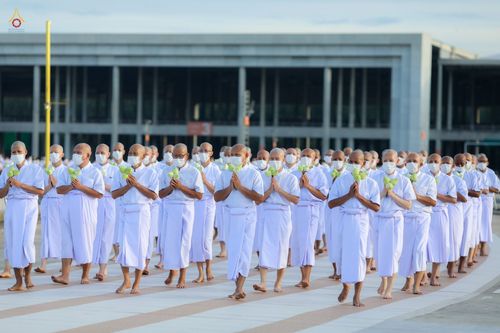 ภาพ No.47543:ประมวลภาพพิธีขอขมาและมอบผ้าไตร โครงการบรรพชาอุปสมบทหมู่ รุ่นเข้าพรรษา 2565