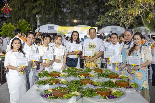 ภาพ No.289587:วันที่ 7 มกราคม พ.ศ. 2569 พิธีถวายภัตตาหารเป็นสังฆทาน แด่พระธรรมยาตรา ในโครงการธรรมยาตรา กตัญญูบูชา มหาปูชนียาจารย์ พระมงคลเทพมุนี(สด จนฺทสโร) พระผู้ปราบมาร อนุสรณ์สถาน 7 แห่ง ปีที่ 14 ณ อนุสรณ์สถานมหาวิหารพระมงคลเทพมุนี (โลตัสแลนด์) อ.สองพี่น้อง จ.สุพรร