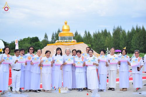 ภาพ No.346605:วันอาทิตย์ที่ 30 สิงหาคม พ.ศ.2569 พิธีทอดผ้าป่า สวดธรรมจักรกัปปวัตนสูตรกลั่นแผ่นดินโปรยรัตนชาติ  สถาปนาองค์พระเจดีย์เพื่อสร้างสันติภาพโลก  ณ ศูนย์ปฏิบัติธรรมพนมสารคาม (เพชรตะวัน) จังหวัดฉะเชิงเทรา