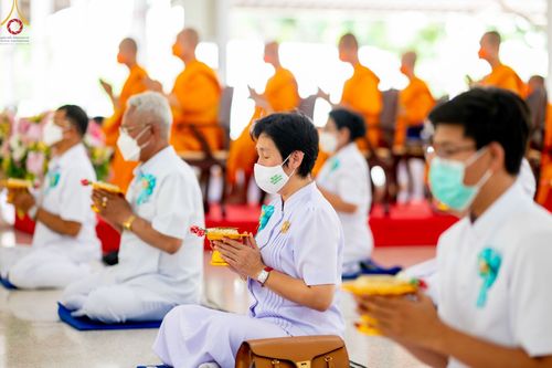 ภาพ No.47856:ประมวลภาพพิธีปิดแผ่นทองรูปเหมือนพระมงคลเทพมุนี (สด จนฺทสโร) พระผู้ปราบมาร และดวงแก้วธรรมชัย