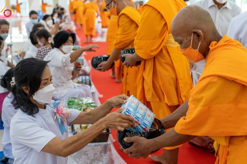 ภาพ No.45380:ประมวลภาพพิธีตักบาตรสามเณรใหม่ โครงการบรรพชาสามเณรฟื้นฟูพระพุทธศาสนาทั่วไทย ณ ศูนย์อบรมเยาวชนนครปฐม