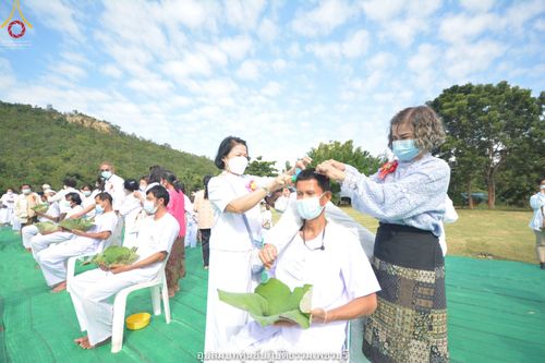 ภาพ No.40691:พิธีตัดปอยผม ปลงผม ขอขมารับผ้าไตรและพิธีบรรพชา ในโครงการอุปสมบท บูชาธรรมมหาปูชนียาจารย์ ประจำปี 2564 ชุดที่ 15