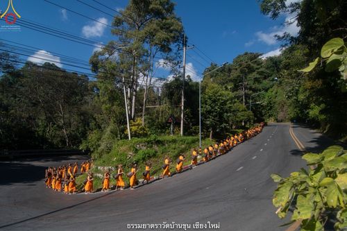 ภาพ No.39959:คณะพระภิกษุ - สามเณร วัดบ้านขุนกว่า ๓๐๐ รูป เดินธรรมยาตราฉลองแชมป์บาลี ๒๕๖๔