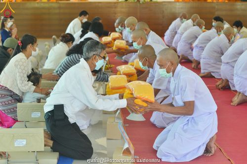 ภาพ No.40020:พิธีตัดปอยผม ปลงผม ขอขมารับผ้าไตรและพิธีบรรพชา ในโครงการอุปสมบท บูชาธรรมมหาปูชนียาจารย์ ประจำปี 2564 ชุดที่ 8