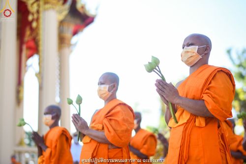 ภาพ No.40949:พิธีตัดปอยผม ปลงผม ขอขมารับผ้าไตรและพิธีบรรพชา ในโครงการอุปสมบท บูชาธรรมมหาปูชนียาจารย์ ประจำปี 2564 ชุดที่ 18