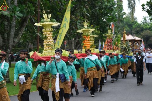 ภาพ No.46388:ประมวลภาพขบวนรถบุปผชาติ อัญเชิญน้ำและไฟศักดิ์สิทธิ์ ณ ประเทศอินโดนีเซีย