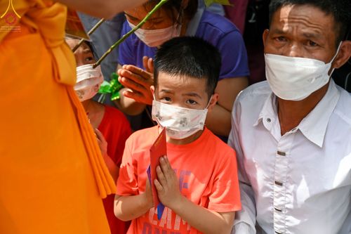 ภาพ No.46099:ประมวลภาพพิธีตักบาตรคณะสงฆ์เถรวาทนานาชาติ 500 รูป ณ วัดบาหว่าง จังหวัดกวางนิญ ประเทศเวียดนาม