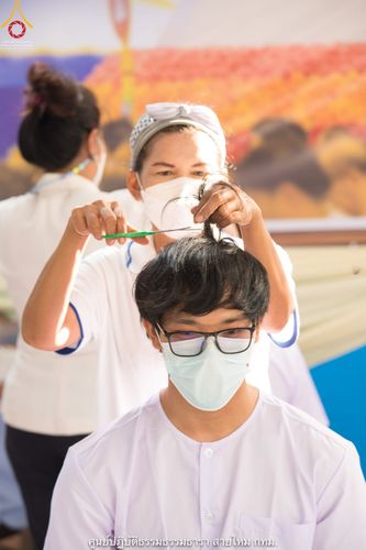 ภาพ No.39309:พิธีตัดปอยผมและปลงผมในโครงการอุปสมบท บูชาธรรมมหาปูชนียาจารย์ ประจำปี 2564 ชุดที่ 1