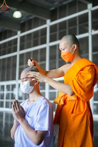 ภาพ No.43942:ประมวลภาพพิธีปลงผม ในโครงการอบรมธรรมทายาทระดับอุดมศึกษา รุ่นที่ 49