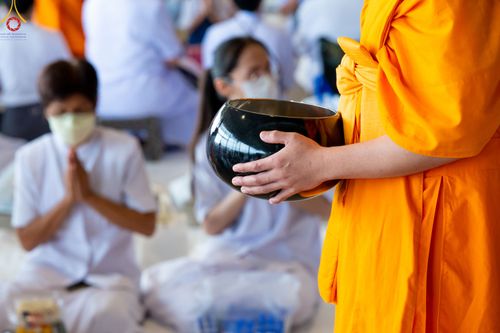 ภาพ No.52244:ประมวลภาพพิธีตักบาตรข้าวสารอาหารแห้ง (วันอาทิตย์ต้นเดือนตุลาคม) ณ บ้านแก้วเรือนทองคุณยายฯ วัดพระธรรมกาย