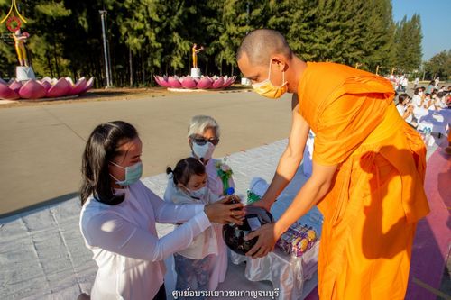 ภาพ No.41043:พิธีตัดปอยผม ปลงผม ขอขมารับผ้าไตรและพิธีบรรพชา ในโครงการอุปสมบท บูชาธรรมมหาปูชนียาจารย์ ประจำปี 2564 ชุดที่ 19