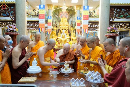 ภาพ No.47912:ประมวลภาพมูลนิธิธรรมกาย ถวายเทียนพรรษา อัญเชิญพระธาตุถวายวัดเถรวาทเวียดนาม