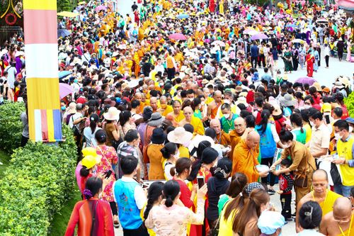 ภาพ No.46101:ประมวลภาพพิธีตักบาตรคณะสงฆ์เถรวาทนานาชาติ 500 รูป ณ วัดบาหว่าง จังหวัดกวางนิญ ประเทศเวียดนาม