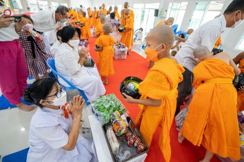 ภาพ No.45379:ประมวลภาพพิธีตักบาตรสามเณรใหม่ โครงการบรรพชาสามเณรฟื้นฟูพระพุทธศาสนาทั่วไทย ณ ศูนย์อบรมเยาวชนนครปฐม