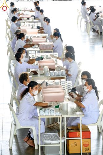 ภาพ No.49437:ประมวลภาพสาธุชนร่วมรับบุญ แกะถ่าน Led วันที่ 10 สิงหาคม พ.ศ. 2565 ณ วัดพระธรรมกาย