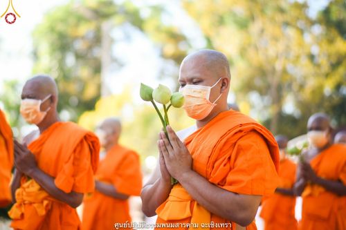 ภาพ No.40943:พิธีตัดปอยผม ปลงผม ขอขมารับผ้าไตรและพิธีบรรพชา ในโครงการอุปสมบท บูชาธรรมมหาปูชนียาจารย์ ประจำปี 2564 ชุดที่ 18