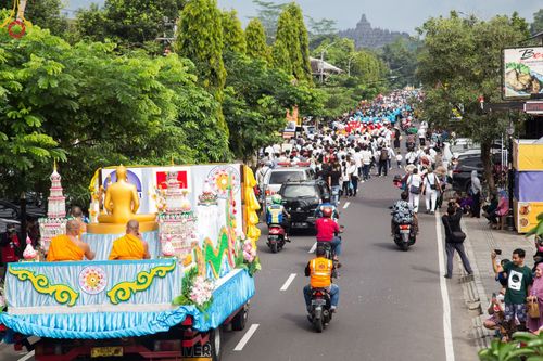 ภาพ No.46392:ประมวลภาพขบวนรถบุปผชาติ อัญเชิญน้ำและไฟศักดิ์สิทธิ์ ณ ประเทศอินโดนีเซีย