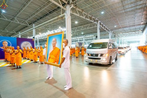 ภาพ No.48502:ประมวลภาพพิธีรับร่างนักสร้างบารมี พระเดชพระคุณพระสุธรรมญาณวิเทศ วิ. (สุธรรม สุธมฺโม)