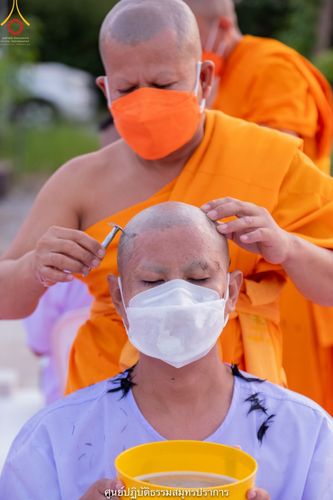 ภาพ No.39584:พิธีตัดปอยผม ปลงผม ขอขมารับผ้าไตรและพิธีบรรพชา ในโครงการอุปสมบท บูชาธรรมมหาปูชนียาจารย์ ประจำปี 2564 ชุดที่ 3