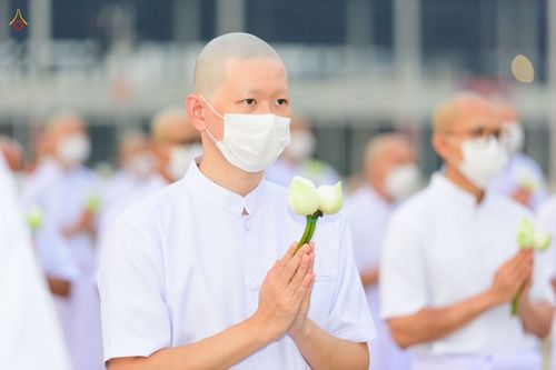 ภาพ No.44219:ประมวลภาพพิธีเวียนประทักษิณ, พิธีวันทาพระมหาธรรมกายเจดีย์ และพิธีขอขมารับผ้าไตร โครงการบวชภาคฤดูร้อน พ.ศ. 2565