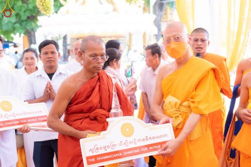 ภาพ No.48459:ประมวลภาพประธานมูลนิธิธรรมกายถวายเทียนพรรษา 43 วัด ในเขตจังหวัดไพลิน ประเทศกัมพูชา