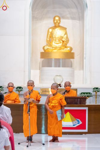 ภาพ No.45924:ประมวลภาพพิธีตักบาตรและทอดผ้าป่า โครงการบรรพชาสามเณรฟื้นฟูพระพุทธศาสนาทั่วไทย ณ อนุสรณ์สถานพระมงคลเทพมุนี