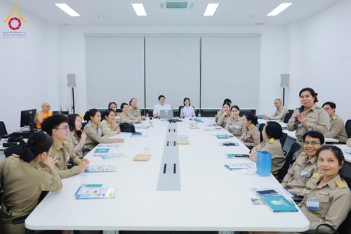 ภาพ No.311613:วันจันทร์ที่ 23 กุมภาพันธ์ พ.ศ. 2569 เปิดโลกทัศน์ผู้บริหารสถานศึกษายุคใหม่ เรียนรู้ต้นแบบการพัฒนาคนผ่านพลัง “บวร–V-Star” ผู้เข้ารับการพัฒนาตามโครงการ สพฐ. ศึกษาดูงานวัดพระธรรมกาย เสริมภาวะผู้นำคุณธรรมสู่การบริหารโรงเรียนอย่างยั่งยืน ณ อาคาร 100 ปี คุณยาย