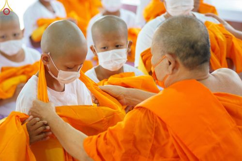 ภาพ No.44713:ประมวลภาพพิธีบรรพชา ในโครงการบรรพชาสามเณรฟื้นฟูพระพุทธศาสนาทั่วไทย ณ วัดสองพี่น้อง