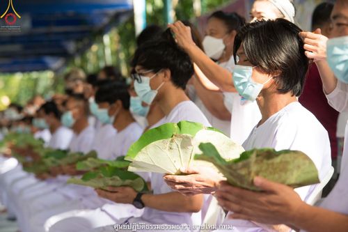 ภาพ No.39310:พิธีตัดปอยผมและปลงผมในโครงการอุปสมบท บูชาธรรมมหาปูชนียาจารย์ ประจำปี 2564 ชุดที่ 1