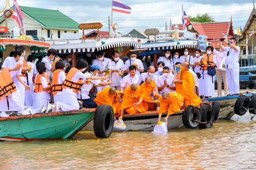 ภาพ No.49043:ประมวลภาพพิธีเก็บอัฐิและลอยอังคาร พระสุธรรมญาณวิเทศ  (สุธรรม สุธมฺโม)