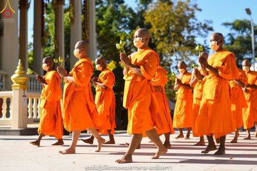 ภาพ No.40944:พิธีตัดปอยผม ปลงผม ขอขมารับผ้าไตรและพิธีบรรพชา ในโครงการอุปสมบท บูชาธรรมมหาปูชนียาจารย์ ประจำปี 2564 ชุดที่ 18