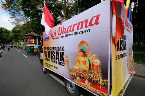 ภาพ No.46386:ประมวลภาพขบวนรถบุปผชาติ อัญเชิญน้ำและไฟศักดิ์สิทธิ์ ณ ประเทศอินโดนีเซีย