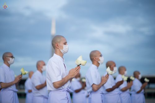 ภาพ No.47545:ประมวลภาพพิธีขอขมาและมอบผ้าไตร โครงการบรรพชาอุปสมบทหมู่ รุ่นเข้าพรรษา 2565
