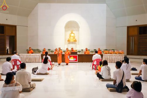 ภาพ No.45926:ประมวลภาพพิธีตักบาตรและทอดผ้าป่า โครงการบรรพชาสามเณรฟื้นฟูพระพุทธศาสนาทั่วไทย ณ อนุสรณ์สถานพระมงคลเทพมุนี